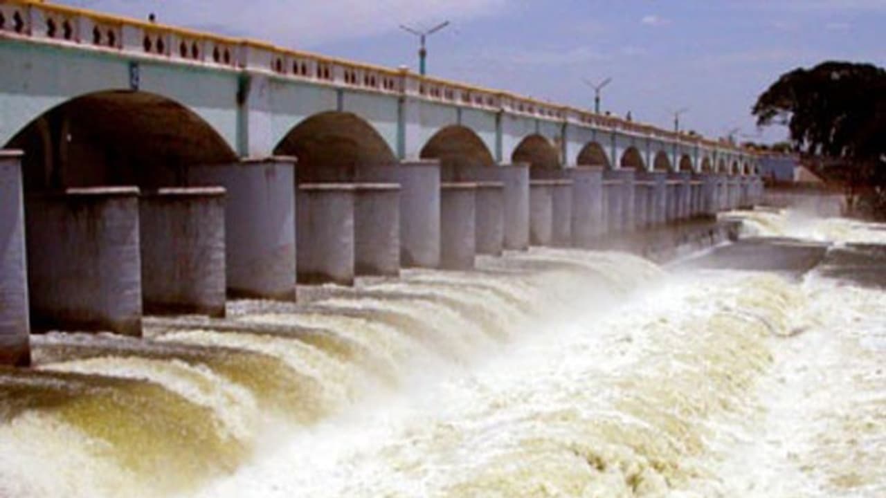 நிரம்பி வழியும் மேட்டூர் அணை.. காவிரி கரையோர மக்களுக்கு வெள்ள அபாய எச்சரிக்கை!! நிரம்பி வழியும் மேட்டூர் அணை.. காவிரி கரையோர மக்களுக்கு வெள்ள அபாய எச்சரிக்கை!!