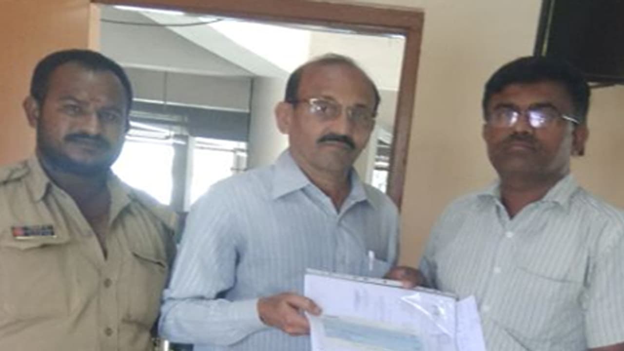 ಪ್ರಾಮಾಣಿಕತೆ ಮೆರೆದ ಬಿಎಂಟಿಸಿಯ ಡ್ರೈವರ್ ಹಾಗೂ ಕಂಡಕ್ಟರ್ ಪ್ರಾಮಾಣಿಕತೆ ಮೆರೆದ ಬಿಎಂಟಿಸಿಯ ಡ್ರೈವರ್ ಹಾಗೂ ಕಂಡಕ್ಟರ್