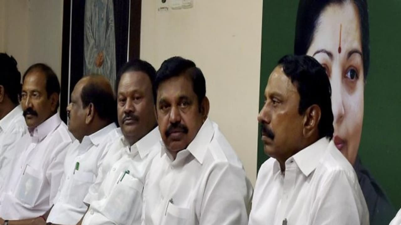 முதல்வர் எடப்பாடி தலைமையில் ஆலோசனை கூட்டம் தொடங்கியது ஏராளமான நிர்வாகிகள் பங்கேற்பு முதல்வர் எடப்பாடி தலைமையில் ஆலோசனை கூட்டம் தொடங்கியது ஏராளமான நிர்வாகிகள் பங்கேற்பு