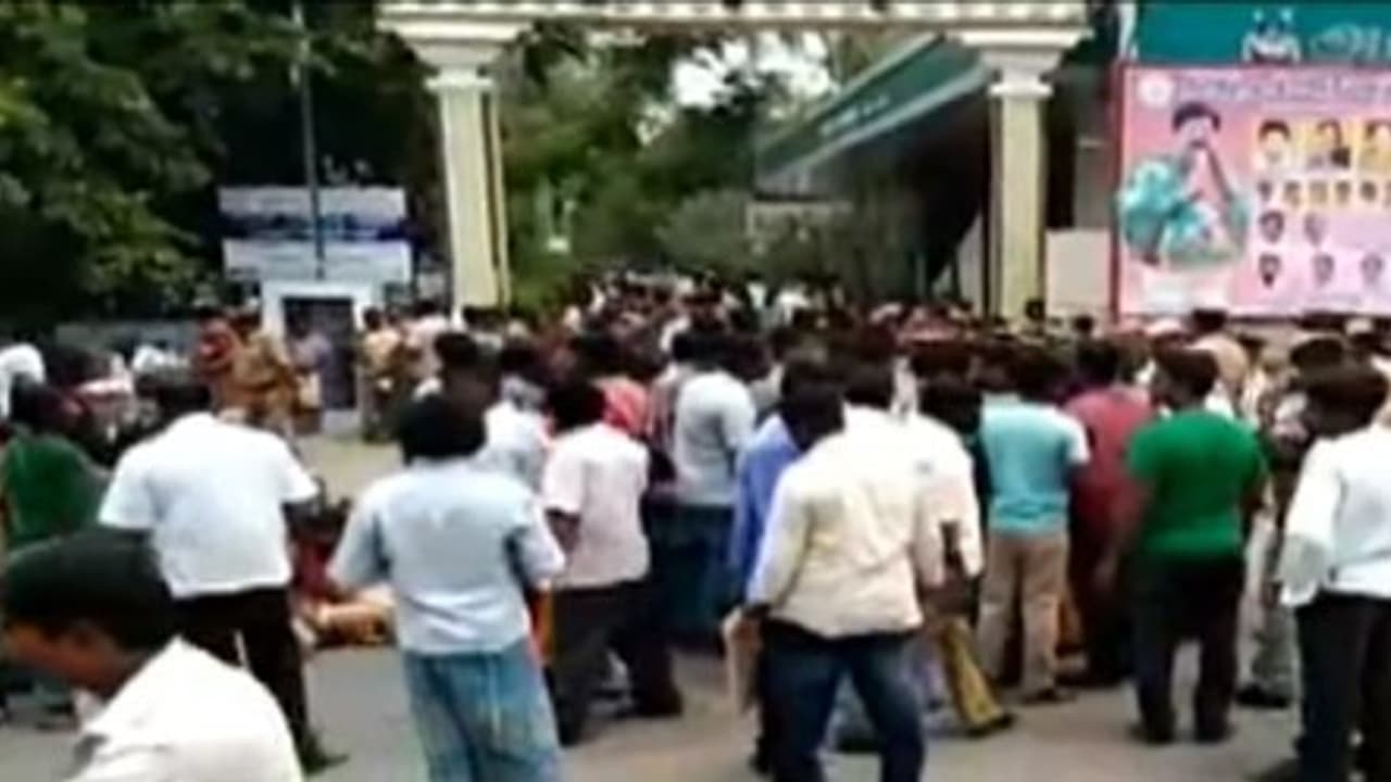 அரசு மருத்துவமனையின் அலட்சியம்... பிரசவத்துக்காக அனுமதிக்கப்பட்ட தாயும் குழந்தையும் பலி!! உறவினர்கள் மறியல்... அரசு மருத்துவமனையின் அலட்சியம்... பிரசவத்துக்காக அனுமதிக்கப்பட்ட தாயும் குழந்தையும் பலி!! உறவினர்கள் மறியல்...