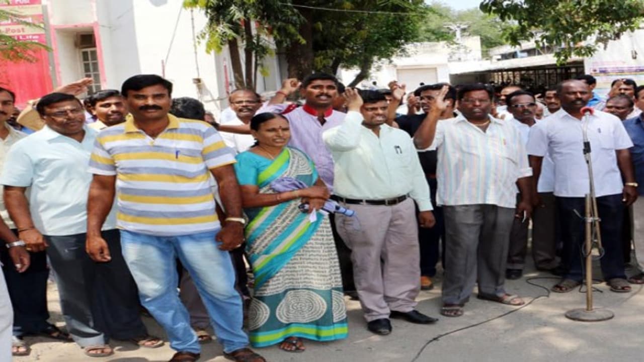 கோரிக்கைகளை சுட்டிக்காட்டி அஞ்சல் ஊழியர் சங்கம் ஒருநாள் அடையாள வேலைநிறுத்தம்… கோரிக்கைகளை சுட்டிக்காட்டி அஞ்சல் ஊழியர் சங்கம் ஒருநாள் அடையாள வேலைநிறுத்தம்…