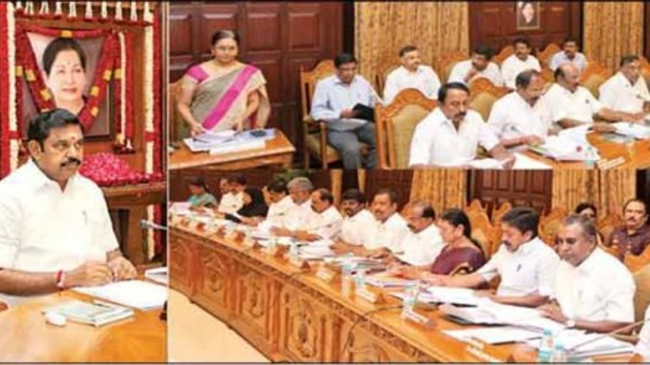 நாளை மறுநாள் கூடுகிறது தமிழக அமைச்சரவை அரசியல் நிலவரம் குறித்து முக்கிய முடிவு...!!! நாளை மறுநாள் கூடுகிறது தமிழக அமைச்சரவை அரசியல் நிலவரம் குறித்து முக்கிய முடிவு...!!!