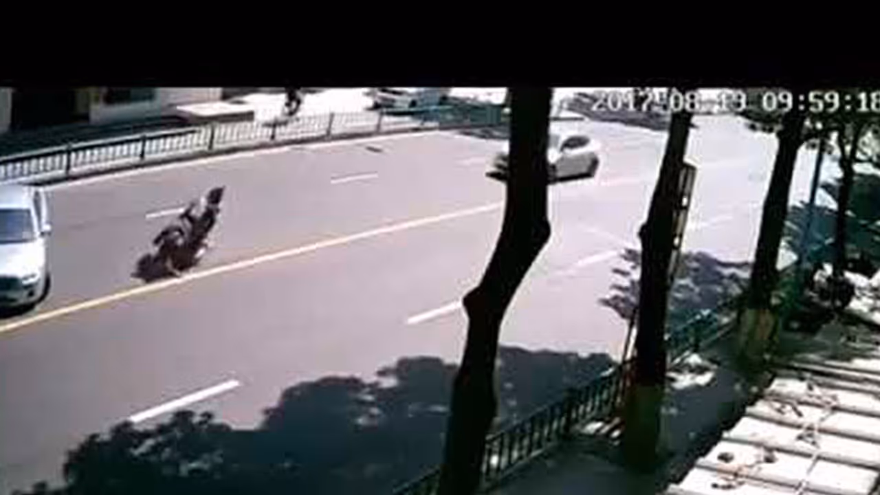 സഡന് ബ്രേക്കിട്ട സ്കൂട്ടര് തലകീഴായി മറിഞ്ഞു; പിന്നെ നടന്നത് അമ്പരപ്പിക്കും സഡന് ബ്രേക്കിട്ട സ്കൂട്ടര് തലകീഴായി മറിഞ്ഞു; പിന്നെ നടന്നത് അമ്പരപ്പിക്കും