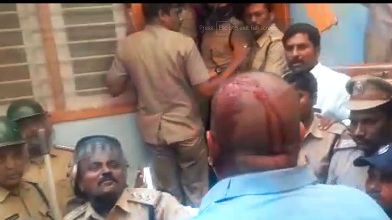 పులివెందులలో ఉద్రిక్తం: వైసిపి కార్యకర్త తలపై గాయాలు (వీడియో) పులివెందులలో ఉద్రిక్తం: వైసిపి కార్యకర్త తలపై గాయాలు (వీడియో)