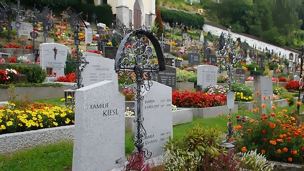 నీచులు.. శవాల్నీ వదిలిపెట్టడం లేదు.. బట్టలు కొట్టేసి, బ్రాండ్ పేరుతో మోసం... !! నీచులు.. శవాల్నీ వదిలిపెట్టడం లేదు.. బట్టలు కొట్టేసి, బ్రాండ్ పేరుతో మోసం... !!