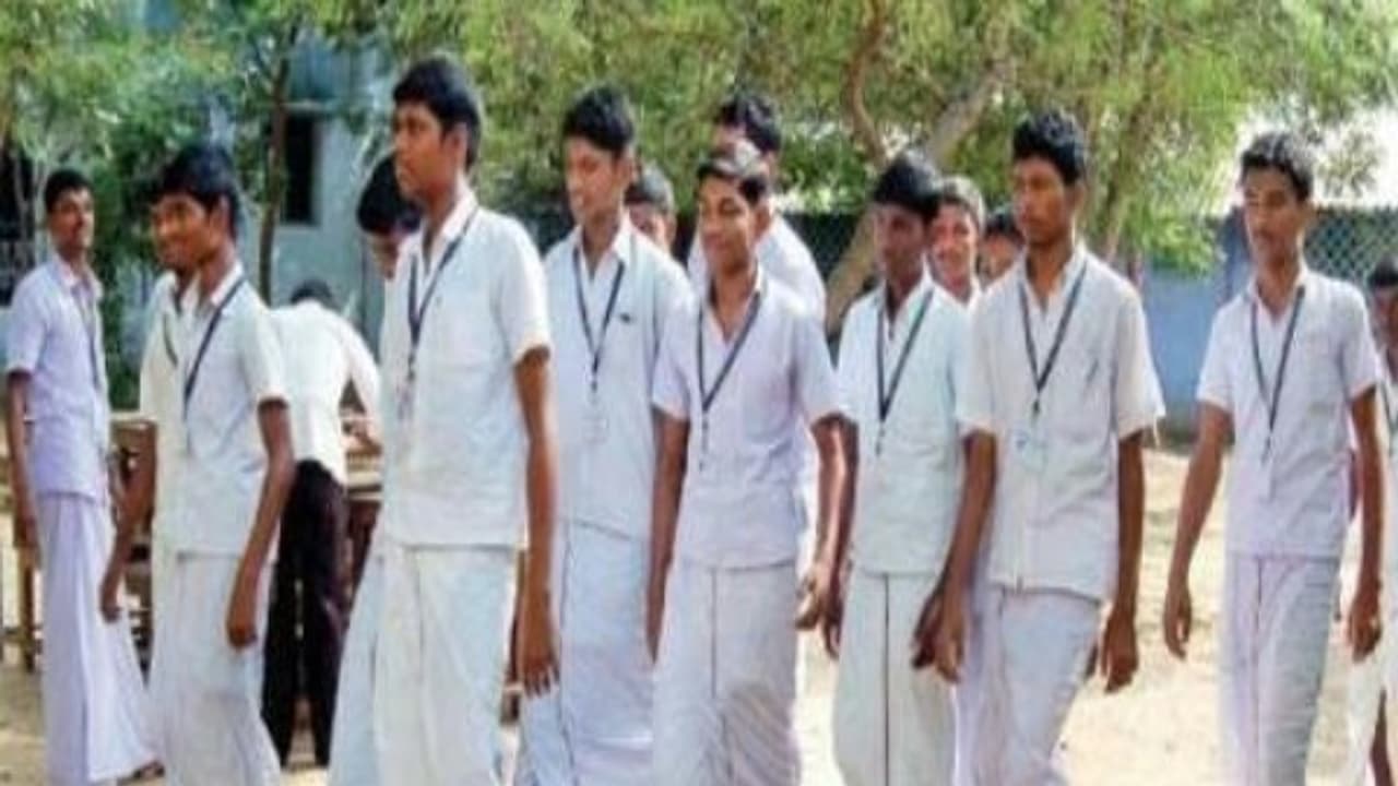 இந்த காலத்தில் இப்படி ஒரு பள்ளியா ? படிப்பு, ஒழுக்கம் என கெத்து காட்டும் சூப்பர் மாணவர்கள் !! இந்த காலத்தில் இப்படி ஒரு பள்ளியா ? படிப்பு, ஒழுக்கம் என கெத்து காட்டும் சூப்பர் மாணவர்கள் !!