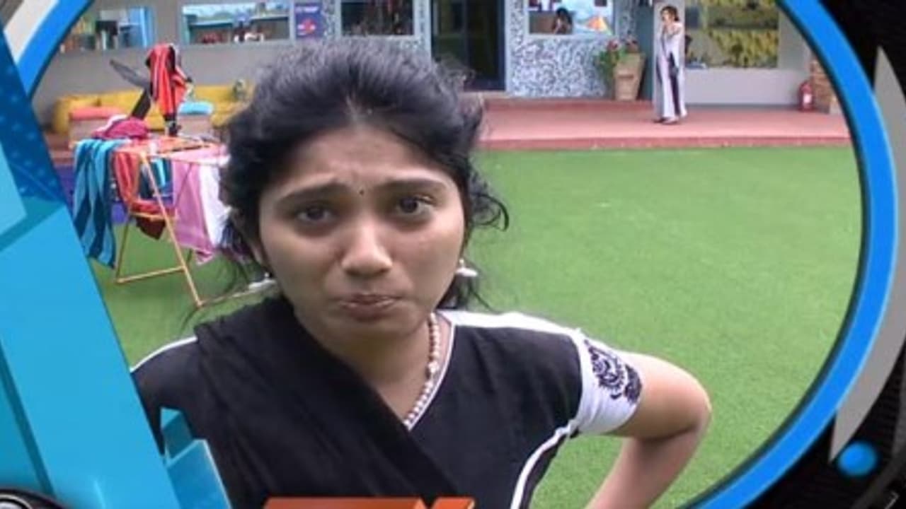 "நான் வீட்டுக்கு போறேன்.." கதறி அழுத ஜூலி... மீம்ஸ் போட்டு கலாய்க்கும் நெட்டிசன்கள்…