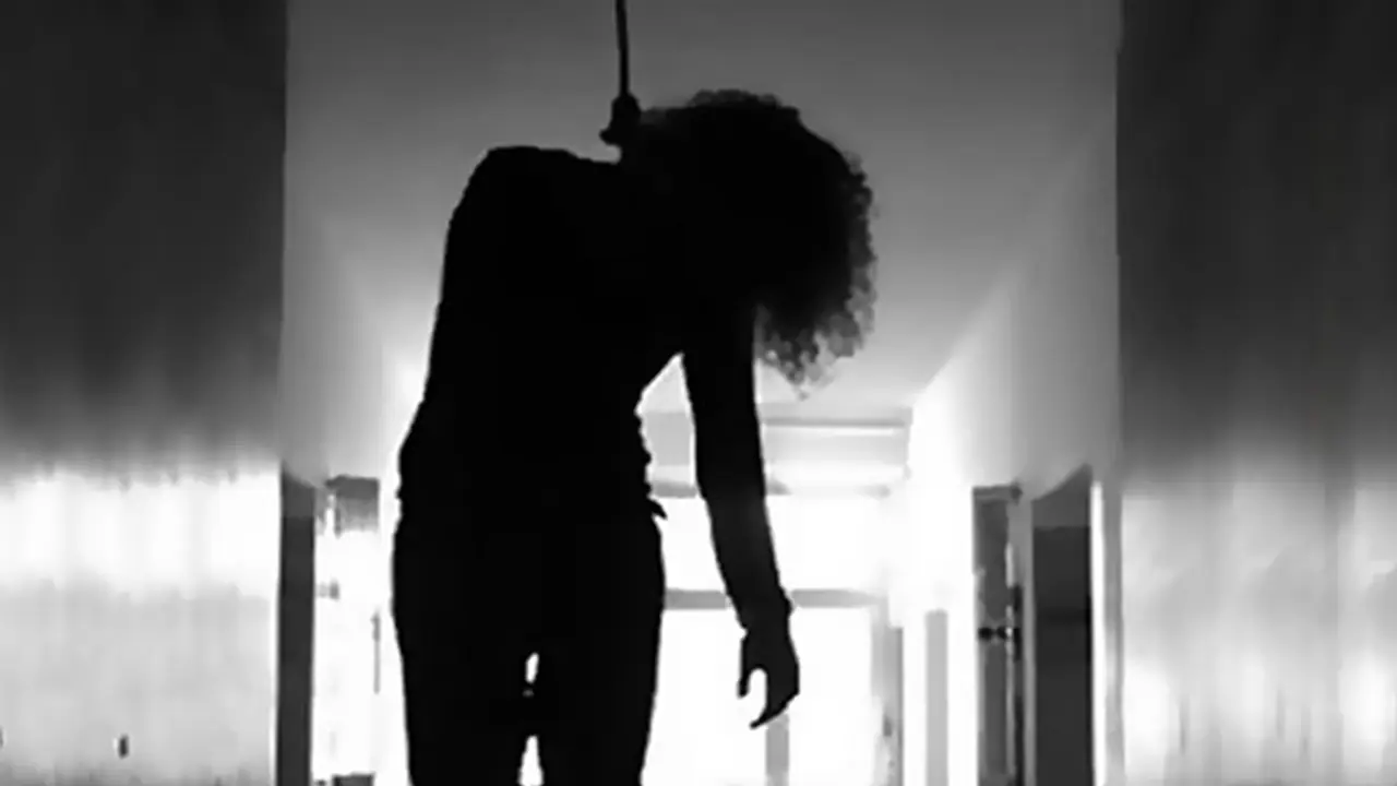 2 ದಿನದಿಂದ ಮನೆಯಲ್ಲಿಯೇ ನೇತಾಡುತ್ತಿದೆ ಮಹಿಳೆ ಶವ ..! 2 ದಿನದಿಂದ ಮನೆಯಲ್ಲಿಯೇ ನೇತಾಡುತ್ತಿದೆ ಮಹಿಳೆ ಶವ ..!