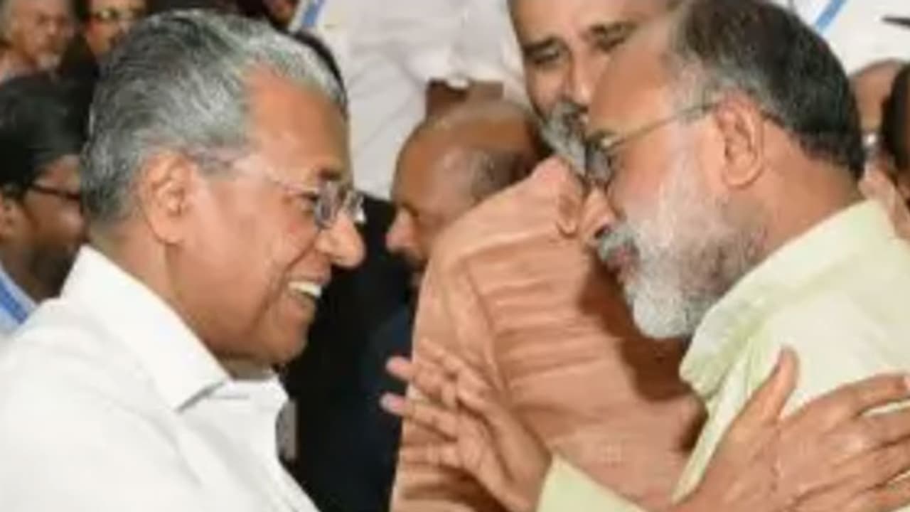 ലോക കേരളസഭ നേരത്തെ അറിയിച്ചില്ലെന്ന് കണ്ണന്താനം; സദസിനെ കൈയടിപ്പിച്ച് മുഖ്യമന്ത്രിയുടെ മറുപടി ലോക കേരളസഭ നേരത്തെ അറിയിച്ചില്ലെന്ന് കണ്ണന്താനം; സദസിനെ കൈയടിപ്പിച്ച് മുഖ്യമന്ത്രിയുടെ മറുപടി