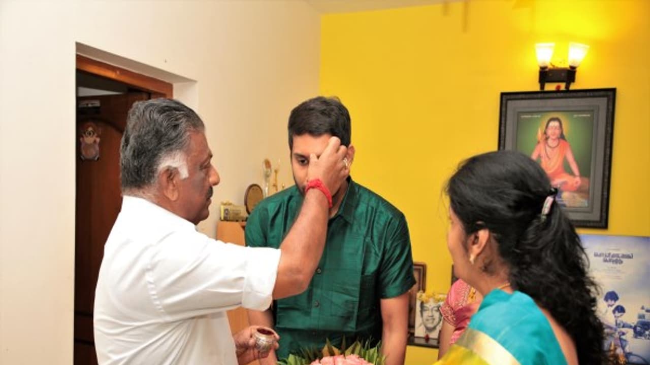 கவிஞர் கண்ணதாசன் பேரனை வீட்டிற்கு சென்று வாழ்த்திய துணை முதல்வர் ஓ.பி.எஸ்...! கவிஞர் கண்ணதாசன் பேரனை வீட்டிற்கு சென்று வாழ்த்திய துணை முதல்வர் ஓ.பி.எஸ்...!