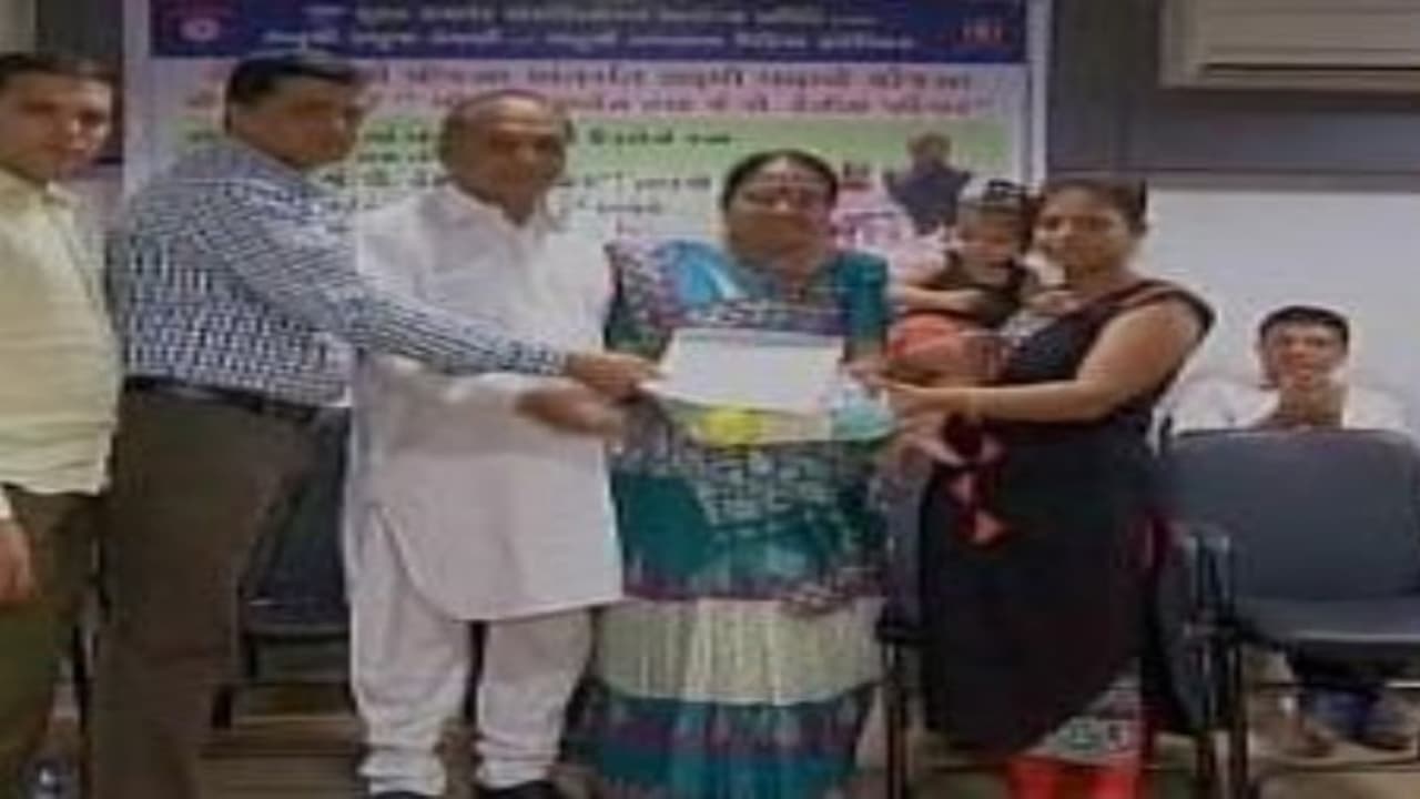 பெண் குழந்தைகளுக்கு ரூ.85 ஆயிரம் பரிசு..! இன்ப அதிர்ச்சியில் உறைந்த மக்கள்..! பெண் குழந்தைகளுக்கு ரூ.85 ஆயிரம் பரிசு..! இன்ப அதிர்ச்சியில் உறைந்த மக்கள்..!