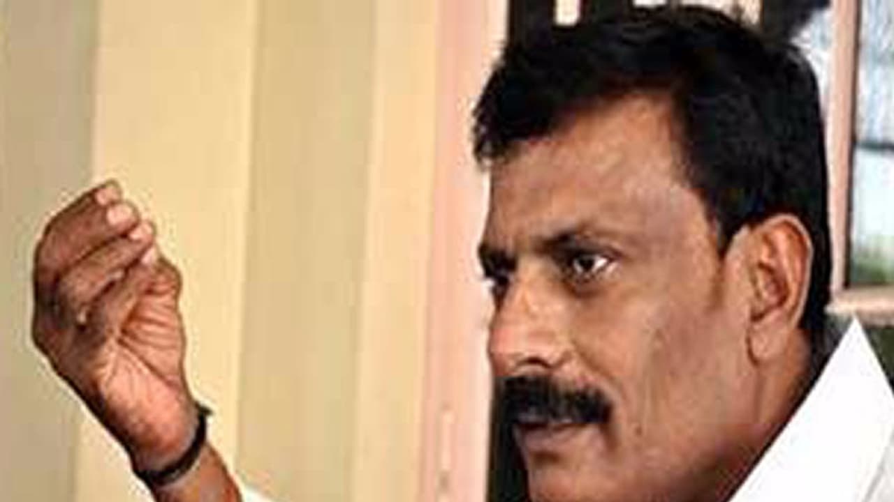 బైరెడ్డికి ఝలక్: జగన్ పార్టీలోకి సిద్ధార్థ రెడ్డి బైరెడ్డికి ఝలక్: జగన్ పార్టీలోకి సిద్ధార్థ రెడ్డి