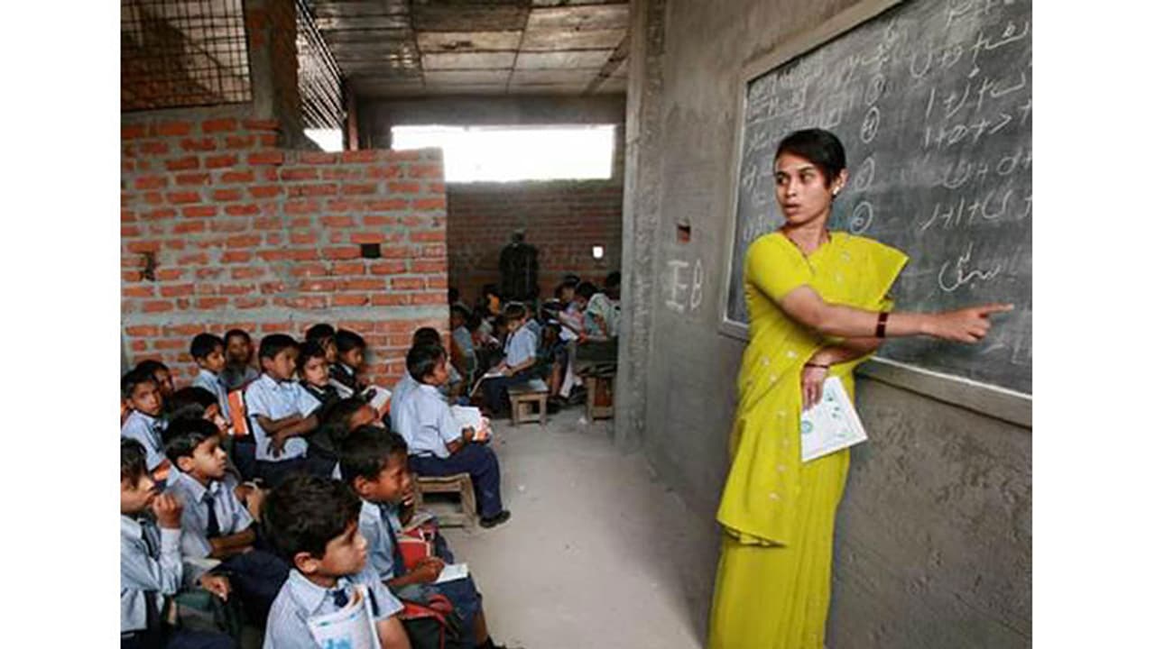 അധ്യാപികമാര്ക്ക് ആശ്വാസം; സാരിമാത്രമേ ധരിക്കാവൂ എന്ന് നിര്ബന്ധിക്കരുതെന്ന് സര്ക്കുലര് അധ്യാപികമാര്ക്ക് ആശ്വാസം; സാരിമാത്രമേ ധരിക്കാവൂ എന്ന് നിര്ബന്ധിക്കരുതെന്ന് സര്ക്കുലര്