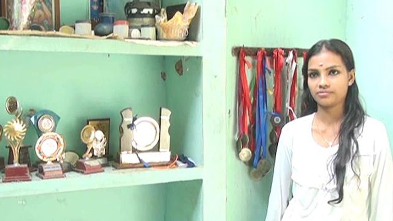 ദേവികയുടെ ട്രാക്കില് ഇനി നിലംപതിച്ച വീട് തടസമാകില്ല ദേവികയുടെ ട്രാക്കില് ഇനി നിലംപതിച്ച വീട് തടസമാകില്ല