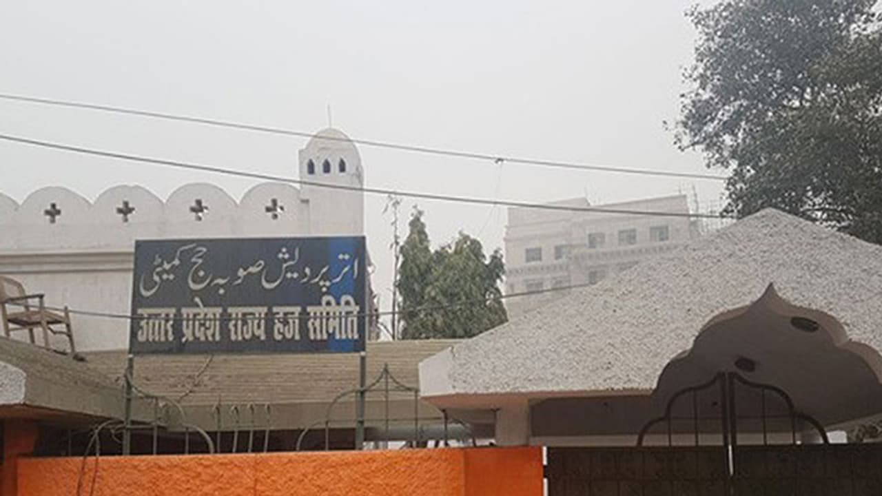 ಕೇಸರಿ ಬಣ್ಣಕ್ಕೆ ತಿರುಗಿದ್ದ ಹಜ್ ಕಟ್ಟಡಕ್ಕೆ ಮತ್ತೆ ಬಿಳಿ ಬಣ್ಣ