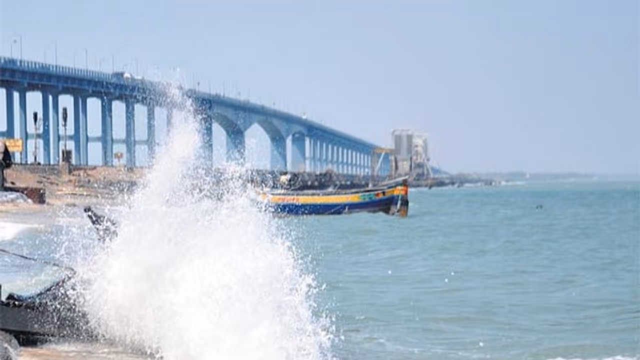 'ஓசானிக் பினாமினா'….இது தான் இன்று வரப்போற ராட்சத கடல் அலைகளுக்கு பெயர்….தென் கடலோர மாவட்ட மக்களே உஷார்… 'ஓசானிக் பினாமினா'….இது தான் இன்று வரப்போற ராட்சத கடல் அலைகளுக்கு பெயர்….தென் கடலோர மாவட்ட மக்களே உஷார்…