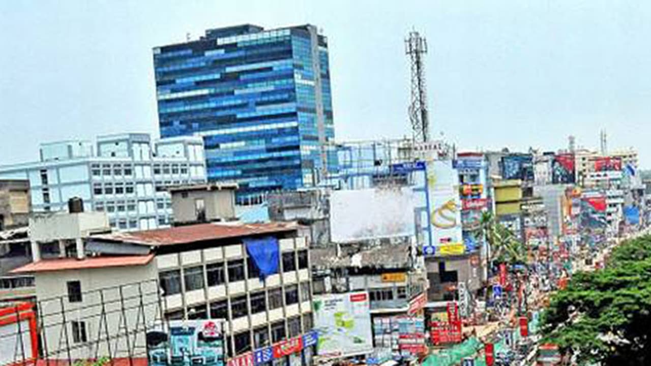 കോഴിക്കോട് നഗരത്തിലേക്ക് അപ്രതീക്ഷിതമായി 'അതിഥി' എത്തി; വീടുകളിലെ ചെടിച്ചട്ടിയും ചെടിയും നശിപ്പിച്ചു കോഴിക്കോട് നഗരത്തിലേക്ക് അപ്രതീക്ഷിതമായി 'അതിഥി' എത്തി; വീടുകളിലെ ചെടിച്ചട്ടിയും ചെടിയും നശിപ്പിച്ചു