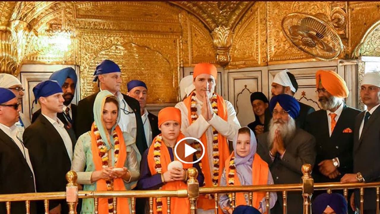 పంజాబి వేషధారణలో కెనడా ప్రధాని కుటుంబం (వీడియో) పంజాబి వేషధారణలో కెనడా ప్రధాని కుటుంబం (వీడియో)