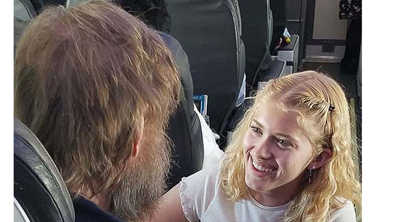 ലോകം പറയുന്നു ഇവളൊരു മാലാഖയാണ് ലോകം പറയുന്നു ഇവളൊരു മാലാഖയാണ്