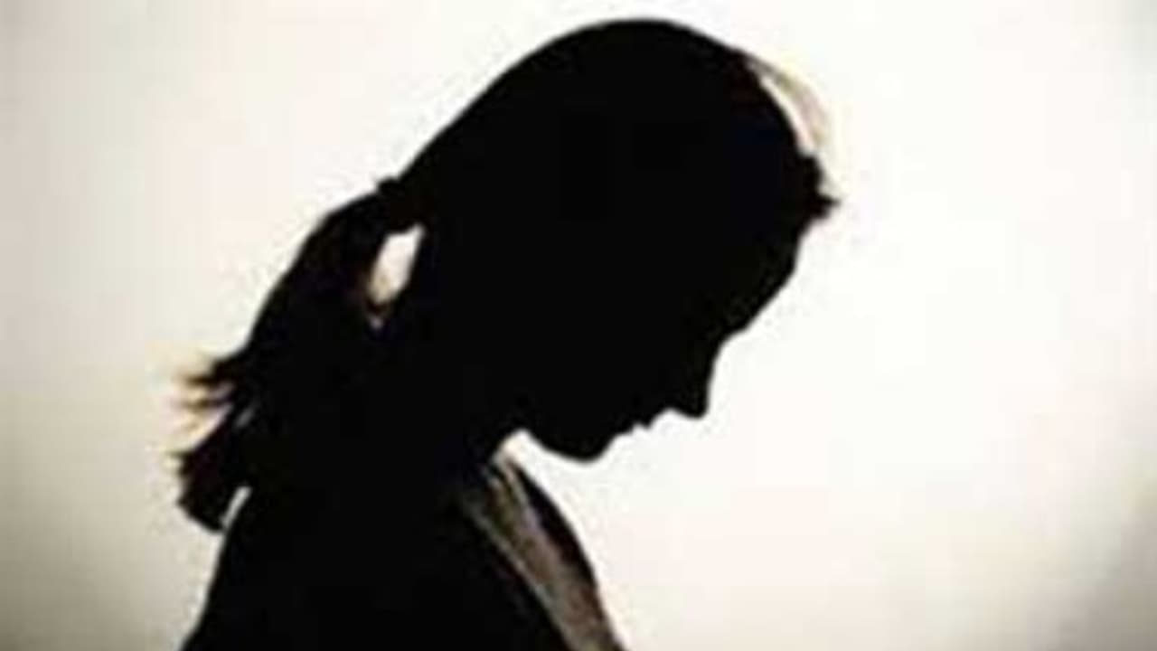 14 வயது சிறுமியை கர்ப்பமாக்கி ரூ.3 லட்சம் தருவதாக பேரம்...! மனைவி 6 மாத கர்ப்பம்..! 14 வயது சிறுமியை கர்ப்பமாக்கி ரூ.3 லட்சம் தருவதாக பேரம்...! மனைவி 6 மாத கர்ப்பம்..!