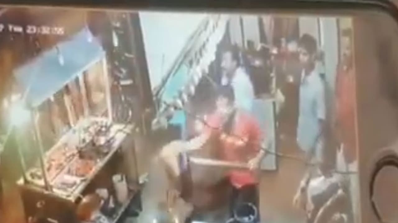 ഭക്ഷണത്തെ കുറ്റം പറഞ്ഞു; തട്ടുകടക്കാരന് യുവാവിന്റെ മുഖത്ത് എണ്ണ കോരിയൊഴിച്ചു ഭക്ഷണത്തെ കുറ്റം പറഞ്ഞു; തട്ടുകടക്കാരന് യുവാവിന്റെ മുഖത്ത് എണ്ണ കോരിയൊഴിച്ചു