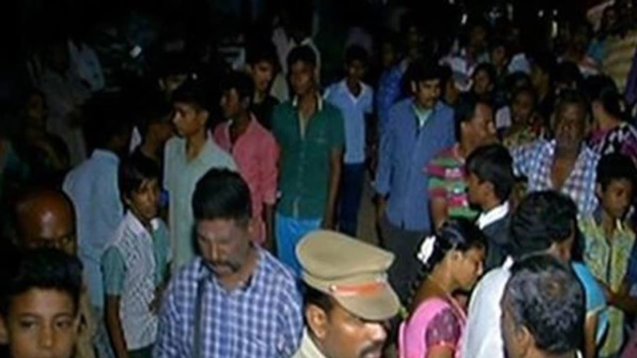 ஒரே குடும்பத்தைச் சேர்ந்த 6 பேர் பரிதாப பலி..! பகீர் பின்னணி..!