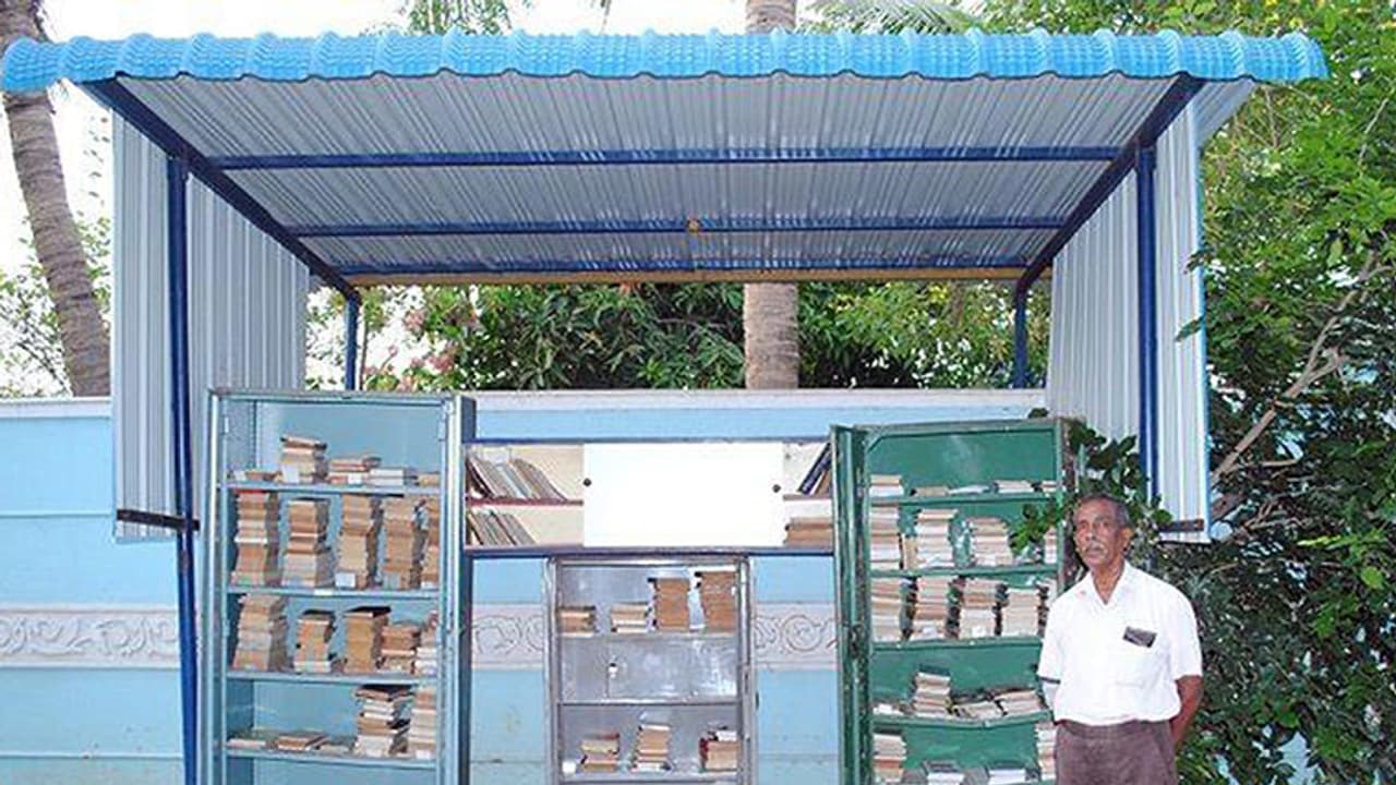 മെമ്പര്ഷിപ്പും ലൈബ്രേറിയനുമില്ലാത്ത ലൈബ്രറികളുമായി ഒരാള് മെമ്പര്ഷിപ്പും ലൈബ്രേറിയനുമില്ലാത്ത ലൈബ്രറികളുമായി ഒരാള്