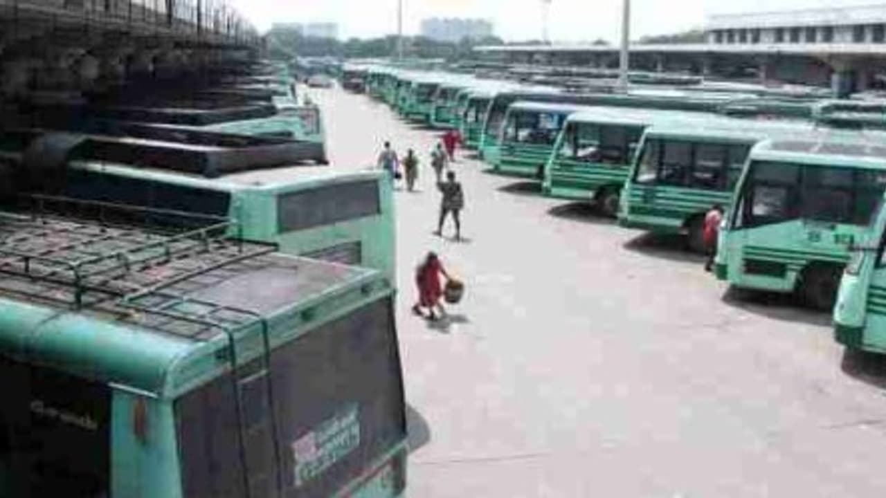 அறிவிப்புக்கு முன்னரே தொடங்கியது வேலை நிறுத்தம் போராட்டத்தில் குதித்த போக்குவரத்து தொழிலாளர்கள் அறிவிப்புக்கு முன்னரே தொடங்கியது வேலை நிறுத்தம் போராட்டத்தில் குதித்த போக்குவரத்து தொழிலாளர்கள்