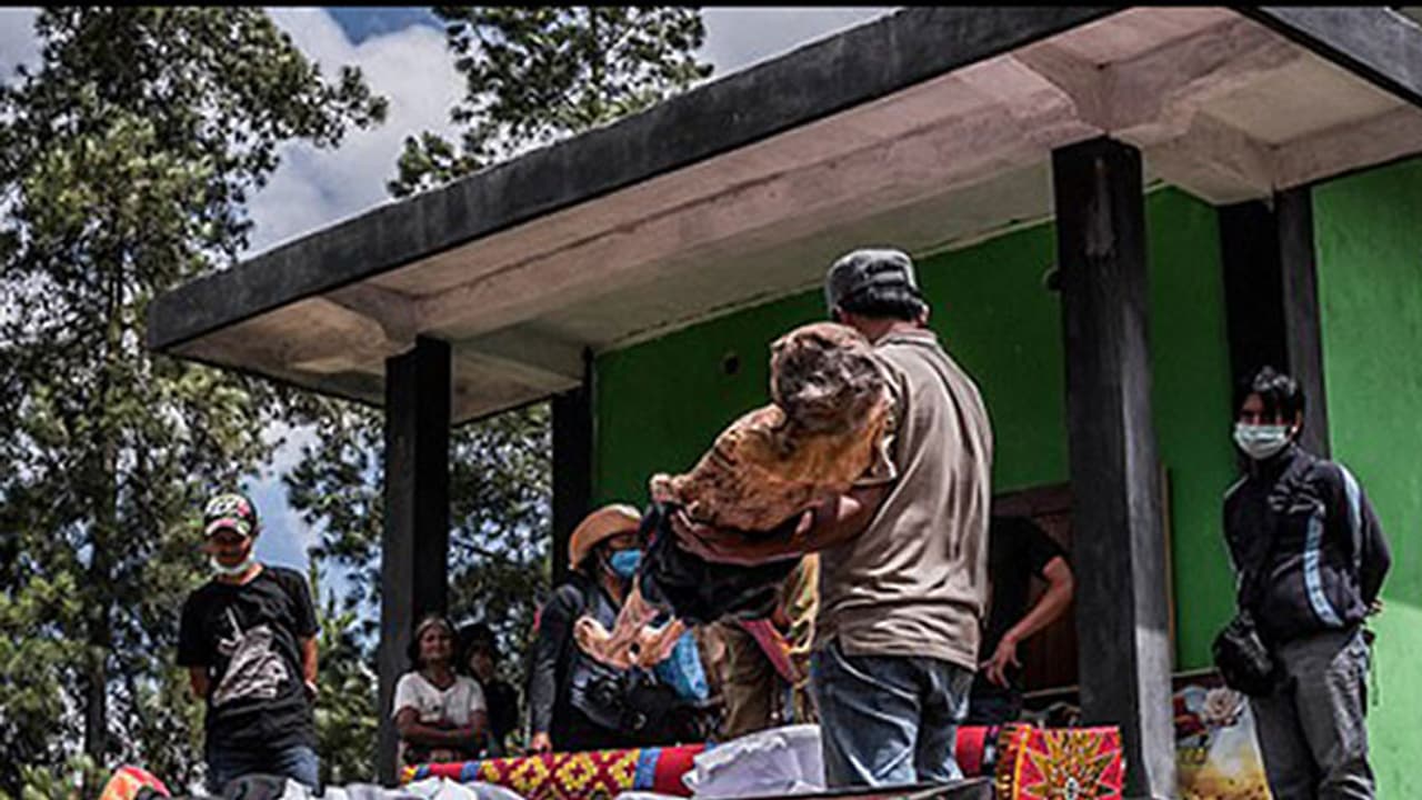 മരിച്ച് രണ്ട് വര്ഷമായിട്ടും മൃതദേഹം സംസ്കരിച്ചില്ല; തിരിച്ച് വരുമെന്ന് ബന്ധുക്കള് മരിച്ച് രണ്ട് വര്ഷമായിട്ടും മൃതദേഹം സംസ്കരിച്ചില്ല; തിരിച്ച് വരുമെന്ന് ബന്ധുക്കള്