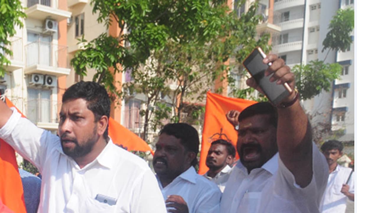 Shiv Sena's moral brigade attack youth in Kochi as police look the other way Shiv Sena's moral brigade attack youth in Kochi as police look the other way