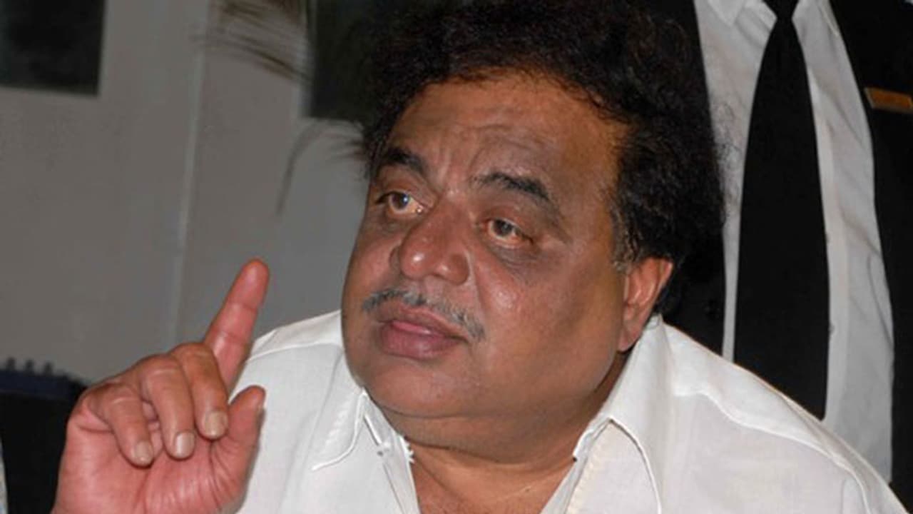 ಅಂಬರೀಶ್ ಆರೋಗ್ಯದಲ್ಲಿ ಏರುಪೇರು: ಆಸ್ಪತ್ರೆಗೆ ದಾಖಲು ಅಂಬರೀಶ್ ಆರೋಗ್ಯದಲ್ಲಿ ಏರುಪೇರು: ಆಸ್ಪತ್ರೆಗೆ ದಾಖಲು