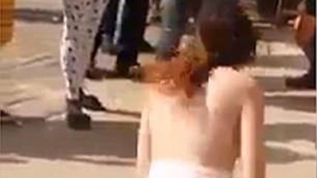 ലൈംഗികമായി സ്പര്ശിക്കാന് ശ്രമം: വഴിയാത്രക്കാരന് വഴിയോരകച്ചവടക്കാരിയുടെ എട്ടിന്റെ പണി ലൈംഗികമായി സ്പര്ശിക്കാന് ശ്രമം: വഴിയാത്രക്കാരന് വഴിയോരകച്ചവടക്കാരിയുടെ എട്ടിന്റെ പണി