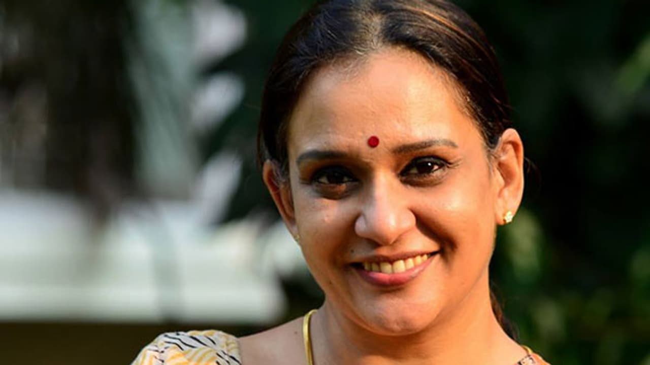 നിഷ ജോസിന്റെ പുസ്തകത്തിലെ 'തീവണ്ടി ചെകുത്താന്'മാരെ കുറിച്ച് മാലാ പാര്വ്വതി നിഷ ജോസിന്റെ പുസ്തകത്തിലെ 'തീവണ്ടി ചെകുത്താന്'മാരെ കുറിച്ച് മാലാ പാര്വ്വതി