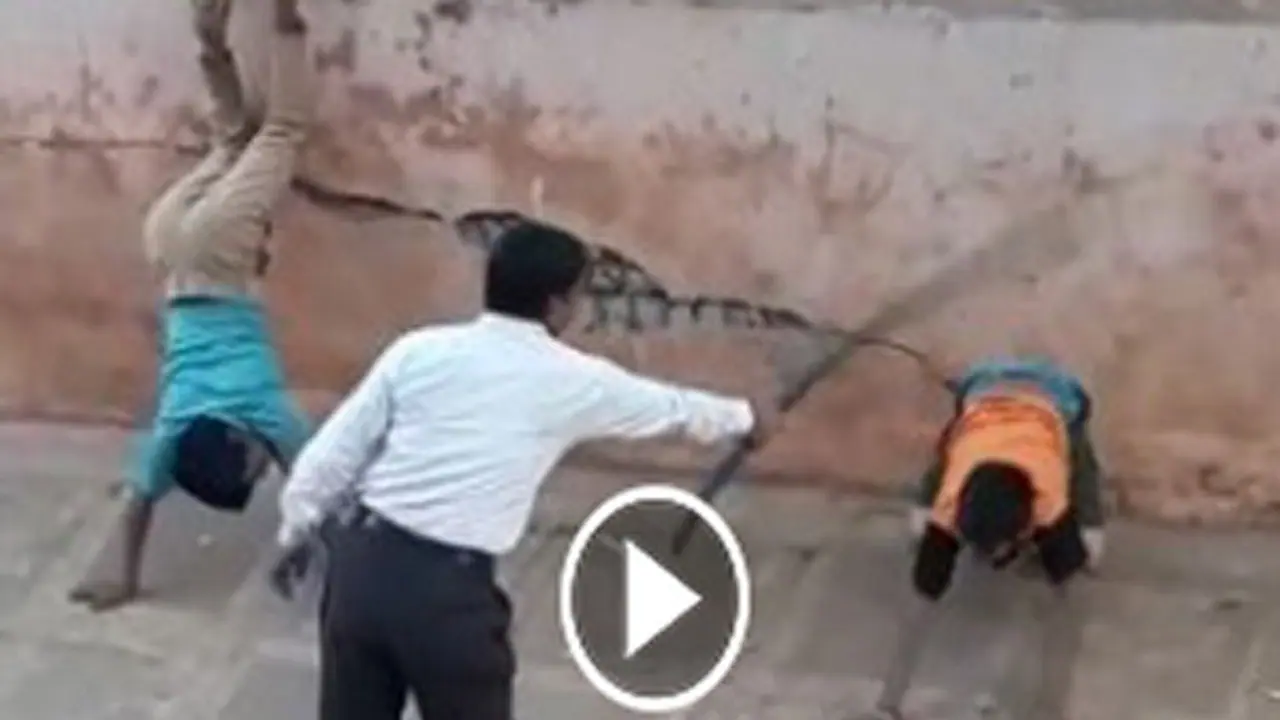 జహీరాబాద్ లో బడిపంతులు ఏం చేసిండో తెలుసా ? (వీడియో) జహీరాబాద్ లో బడిపంతులు ఏం చేసిండో తెలుసా ? (వీడియో)