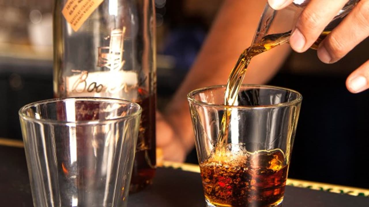 இனி மது வாங்க பாருக்கு போகவேண்டாம்....வீட்லயே "பார்" வச்சிக்கலாம்...! வெறும் ரூ.20,000 இல்..! இனி மது வாங்க பாருக்கு போகவேண்டாம்....வீட்லயே "பார்" வச்சிக்கலாம்...! வெறும் ரூ.20,000 இல்..!