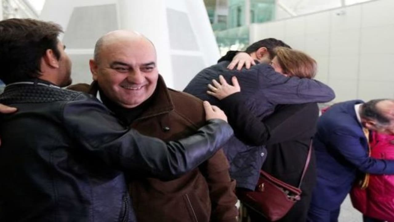 நீங்கியது தடை அமெரிக்காவில் உற்சாகமாக குடியேறும் மக்கள்..!! நீங்கியது தடை அமெரிக்காவில் உற்சாகமாக குடியேறும் மக்கள்..!!