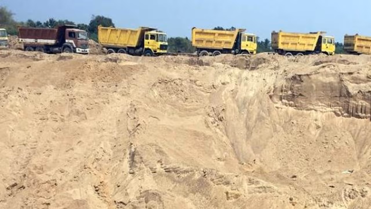 ఇసుక అక్రమ రవాణా పై గొడవ.. రెండు ముఠాల మధ్య కాల్పులు.. నలుగురు దుర్మరణం.. ఎక్కడంటే? ఇసుక అక్రమ రవాణా పై గొడవ.. రెండు ముఠాల మధ్య కాల్పులు.. నలుగురు దుర్మరణం.. ఎక్కడంటే?