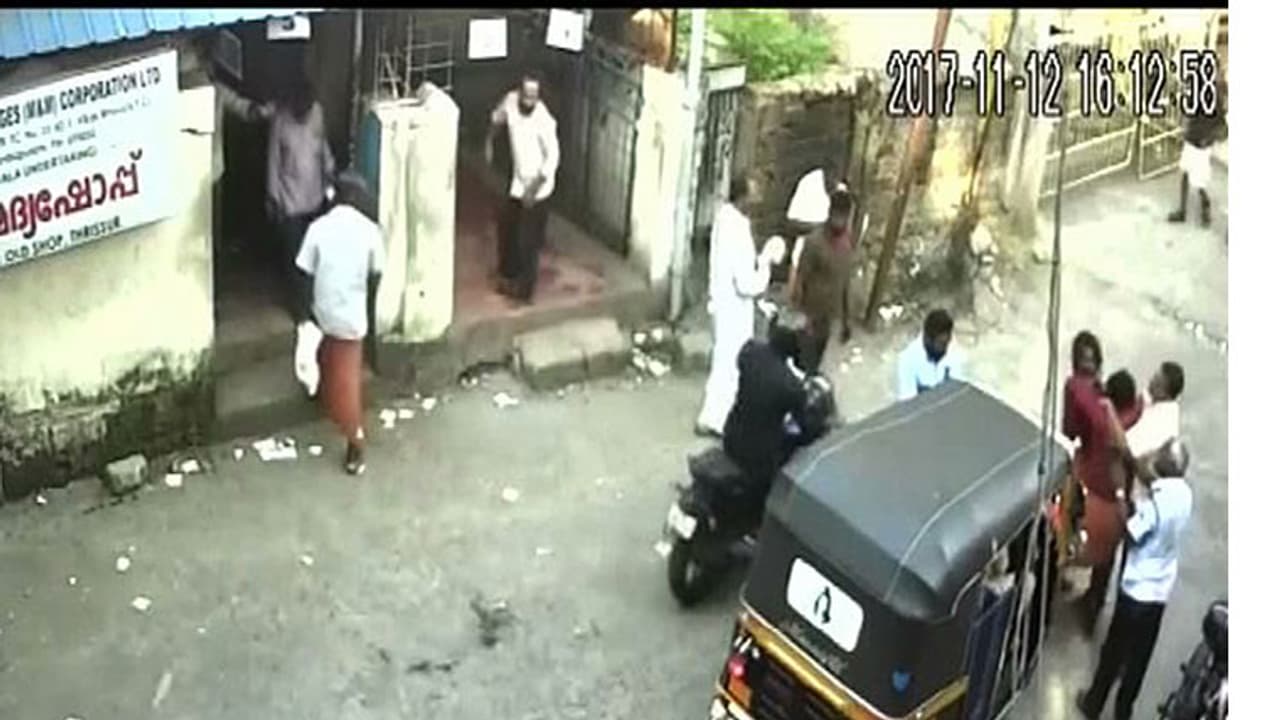 ബെവ്കോ ഔട്ട്ലെറ്റില് മദ്യം വാങ്ങാനെത്തിയവര് സുരക്ഷാ ജീവനക്കാരനെ മര്ദ്ദിക്കുന്ന ദൃശ്യങ്ങള് പുറത്ത് ബെവ്കോ ഔട്ട്ലെറ്റില് മദ്യം വാങ്ങാനെത്തിയവര് സുരക്ഷാ ജീവനക്കാരനെ മര്ദ്ദിക്കുന്ന ദൃശ്യങ്ങള് പുറത്ത്