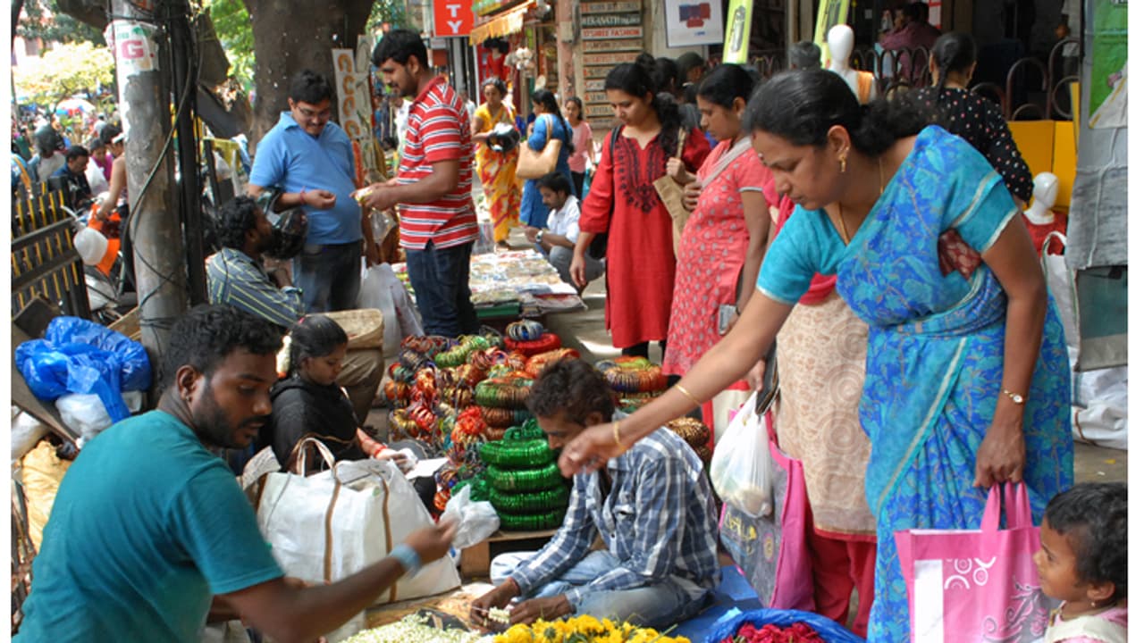 ಕಾಫಿನಾಡಿನಲ್ಲಿ ವರ ಮಹಾಲಕ್ಷ್ಮೇ ಹಬ್ಬಕ್ಕೂ ತಟ್ಟಿದ ಕೊರೋನಾ ಭೀತಿ ಕಾಫಿನಾಡಿನಲ್ಲಿ ವರ ಮಹಾಲಕ್ಷ್ಮೇ ಹಬ್ಬಕ್ಕೂ ತಟ್ಟಿದ ಕೊರೋನಾ ಭೀತಿ
