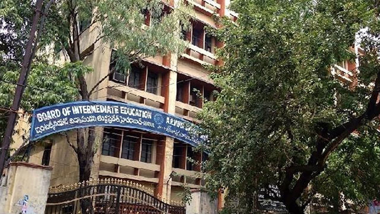 కరోనా ఎఫెక్ట్: తెలంగాణలో ఇంటర్ సెకండియర్ ప్రాక్టికల్ పరీక్షలు వాయిదా కరోనా ఎఫెక్ట్: తెలంగాణలో ఇంటర్ సెకండియర్ ప్రాక్టికల్ పరీక్షలు వాయిదా
