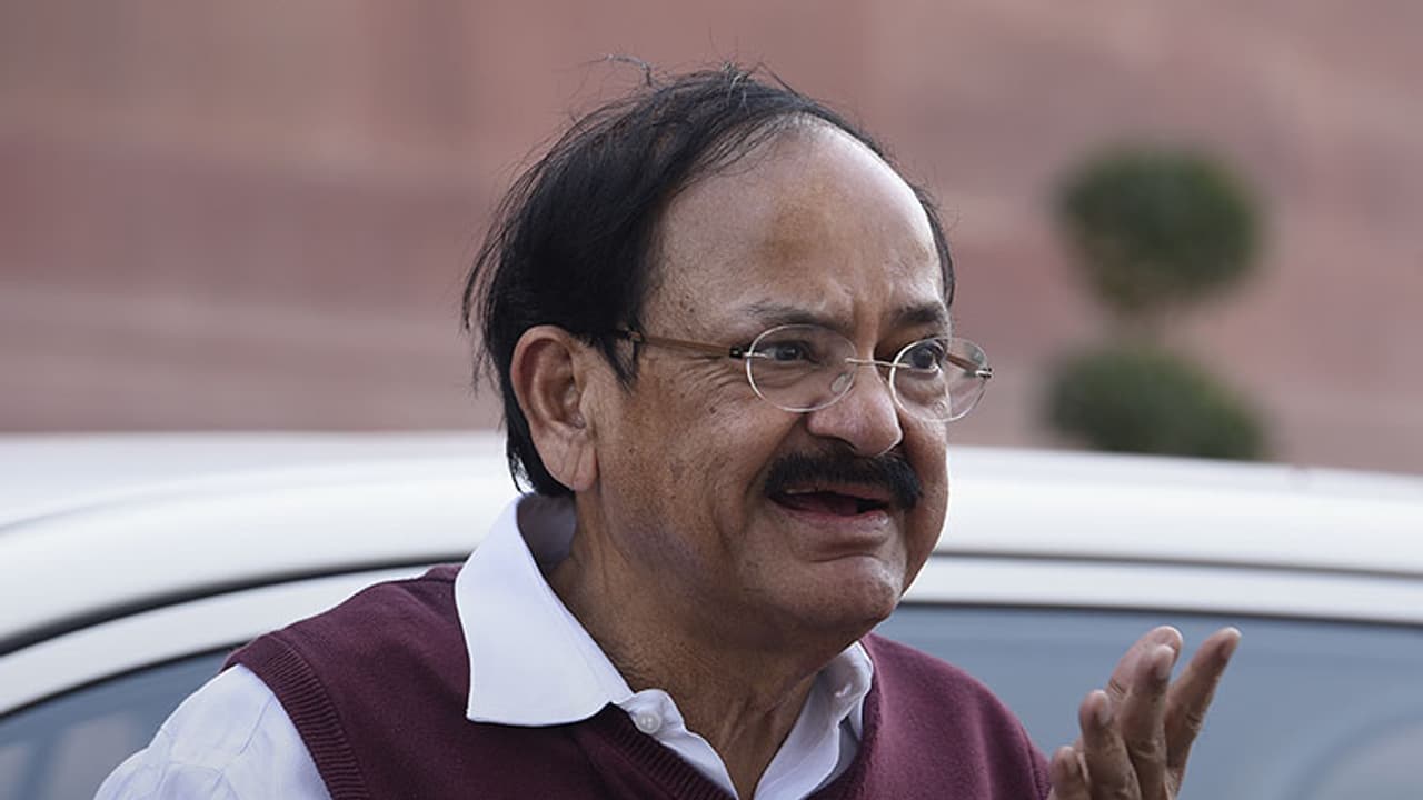 కామన్ సెన్స్ ఉందా..?: రైల్వే సిబ్బందిపై ఉపరాష్ట్రపతి సీరియస్ కామన్ సెన్స్ ఉందా..?: రైల్వే సిబ్బందిపై ఉపరాష్ట్రపతి సీరియస్