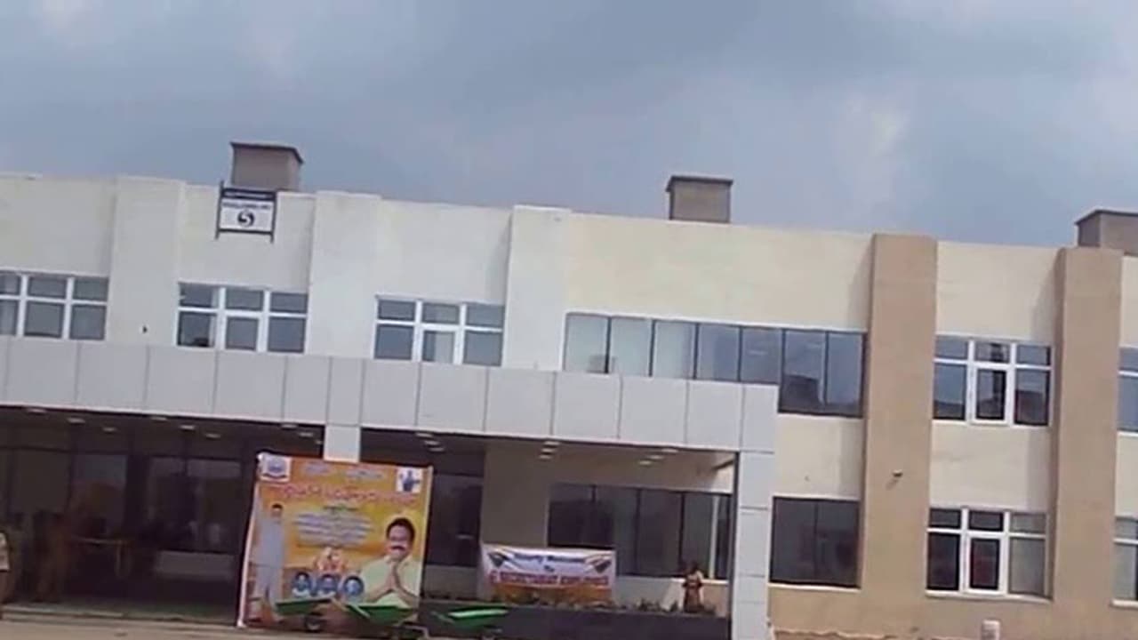 ప్రభుత్వాన్ని వెంటాడుతున్న వాస్తు దోషాలు ప్రభుత్వాన్ని వెంటాడుతున్న వాస్తు దోషాలు