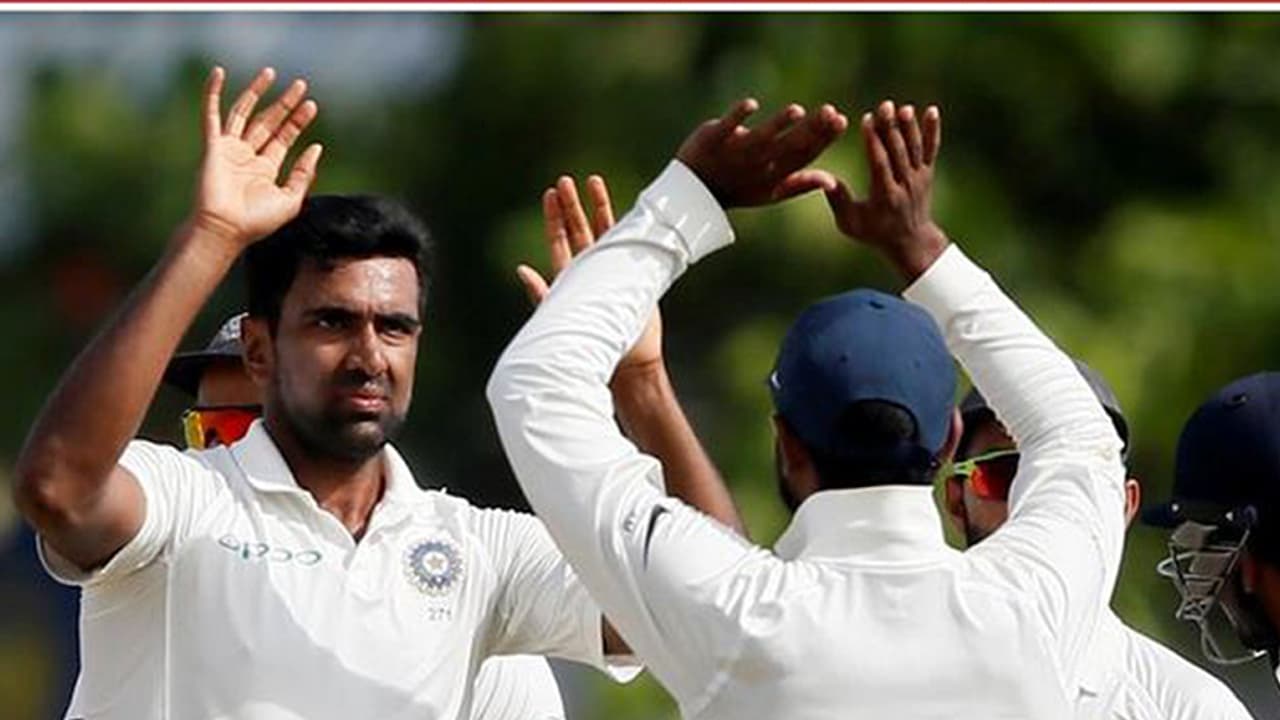 ಶ್ರೀಲಂಕಾವನ್ನು 304 ರನ್'ಗಳಿಂದ ಮಣಿಸಿದ ಭಾರತ: ಸರಣಿ 1 0 ಮುನ್ನಡೆ ಶ್ರೀಲಂಕಾವನ್ನು 304 ರನ್'ಗಳಿಂದ ಮಣಿಸಿದ ಭಾರತ: ಸರಣಿ 1 0 ಮುನ್ನಡೆ