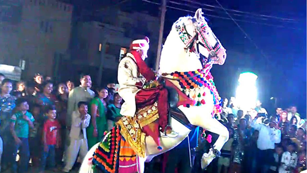 ಸಿಡಿದ ಪಟಾಕಿ, ಜಿಗಿದ ಕುದುರೆ; ಮದುಮಗ ಬಾವಿಗೆ! ಸಿಡಿದ ಪಟಾಕಿ, ಜಿಗಿದ ಕುದುರೆ; ಮದುಮಗ ಬಾವಿಗೆ!