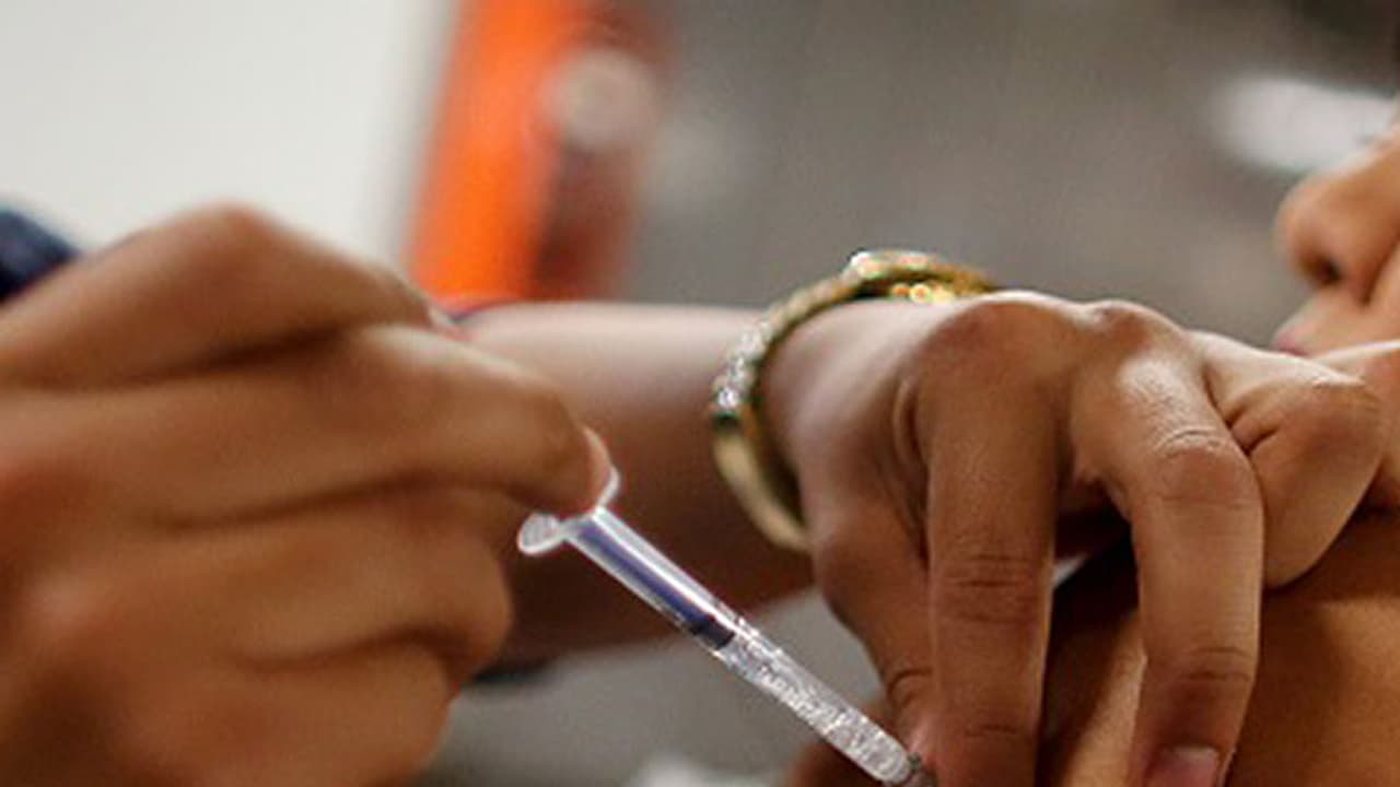 ஊசி போட்ட சில விநாடிகளில் மகன் கண்முன்னே துடிதுடித்து இறந்த தாய்.. உடலை பார்த்து கதறல்...!