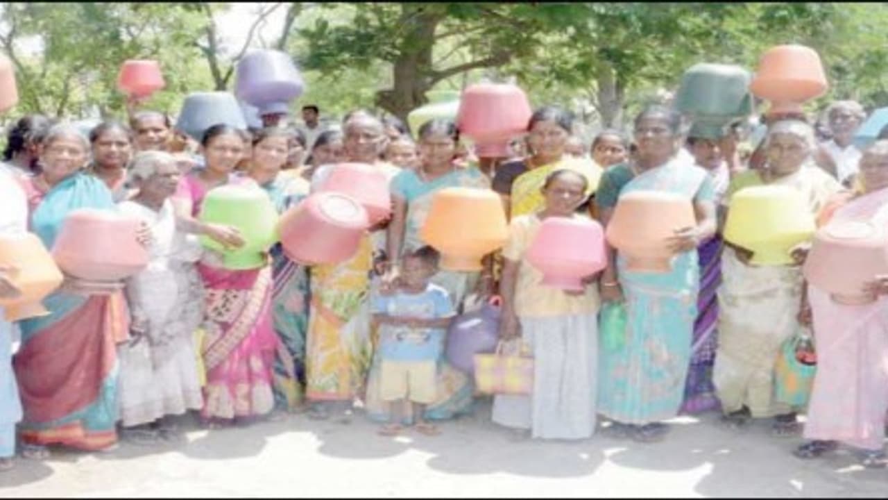 தண்ணீர் கேட்டு ஒரே நாளில் அடுத்தடுத்து நான்கு கிராம மக்கள் ஆட்சியர் அலுவலத்தில் போராட்டம்… தண்ணீர் கேட்டு ஒரே நாளில் அடுத்தடுத்து நான்கு கிராம மக்கள் ஆட்சியர் அலுவலத்தில் போராட்டம்…