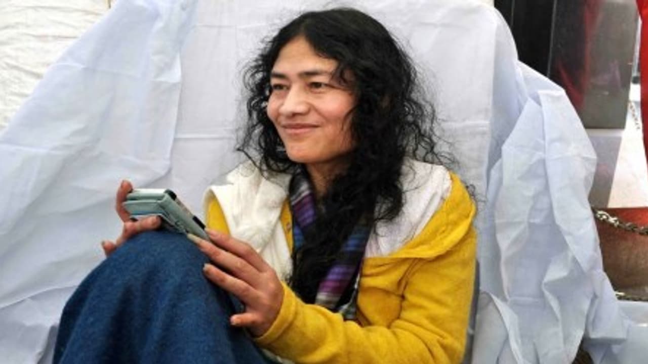 “இரும்பு பெண்மணி இரோம் சர்மிளாவுக்கு டும்டும்டும்…” நீண்ட கால நண்பரை மணக்கிறார்.. “இரும்பு பெண்மணி இரோம் சர்மிளாவுக்கு டும்டும்டும்…” நீண்ட கால நண்பரை மணக்கிறார்..