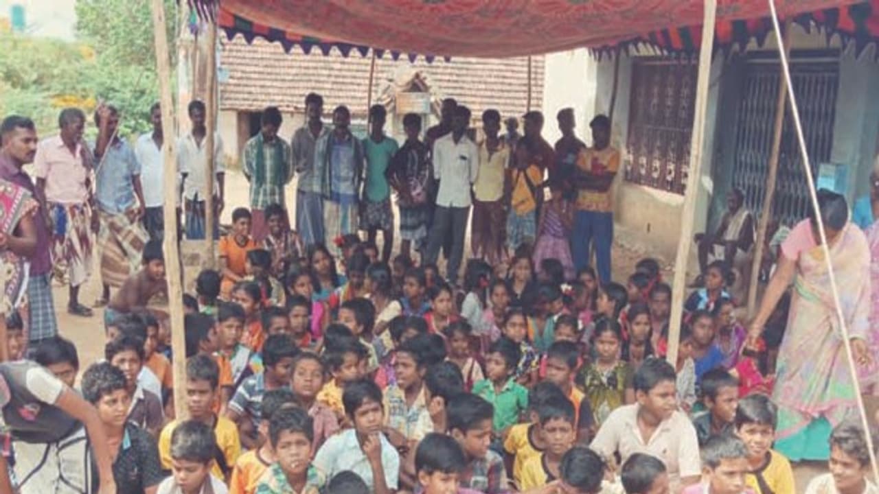 குழந்தைகளை பள்ளிக்கு அனுப்பாமல் போராட்டக் களத்தில் இறக்கிவிட்ட மக்கள்...ஏன்? குழந்தைகளை பள்ளிக்கு அனுப்பாமல் போராட்டக் களத்தில் இறக்கிவிட்ட மக்கள்...ஏன்?