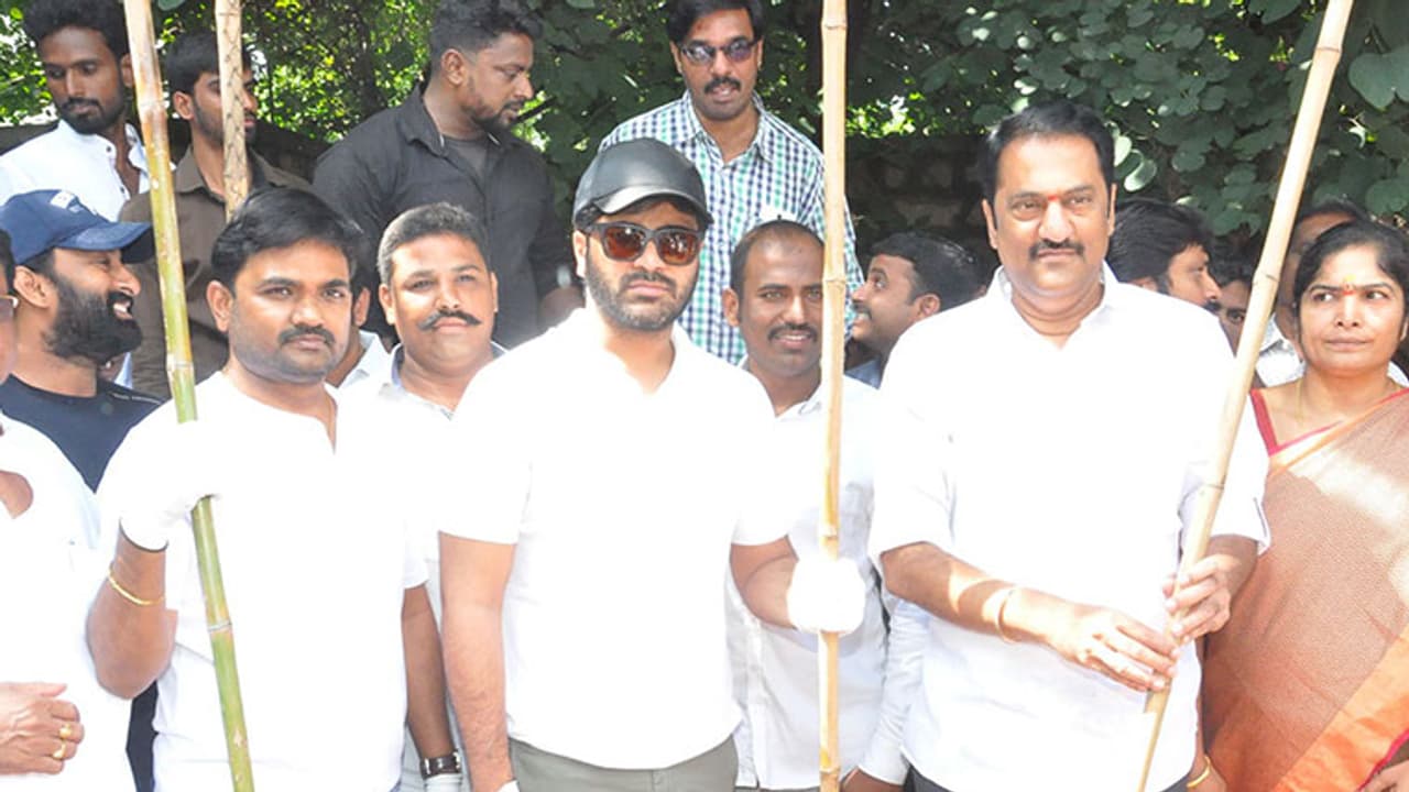 స్వచ్ఛసేవలో ‘మహానుభావుడు’ స్వచ్ఛసేవలో ‘మహానుభావుడు’