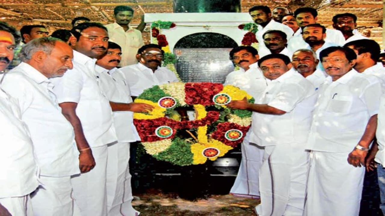 கைரேகைச் சட்டத்திற்கு எதிராக போராடி உயிர் நீத்த தியாகிகளுக்கு அரசியல் கட்சியினர் ஒன்றாக கூடி அஞ்சலி… கைரேகைச் சட்டத்திற்கு எதிராக போராடி உயிர் நீத்த தியாகிகளுக்கு அரசியல் கட்சியினர் ஒன்றாக கூடி அஞ்சலி…